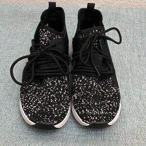 Reebok Black and White Sneakers Size (6) 🖤🐼